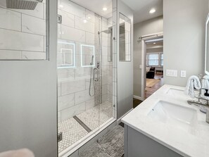 Hair dryer, towels, soap, shampoo - Newly renovated Spacious & Cozy 3Bd Home in Oakley (Cincinnati)