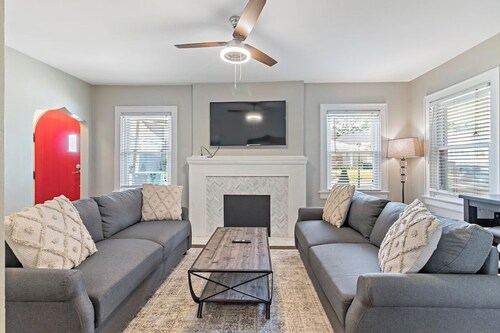 Cheerful 4-bedroom w/ first floor master