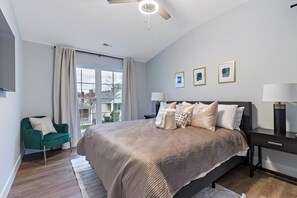 4 soverom, strykejern/-brett, internettilgang og sengetøy