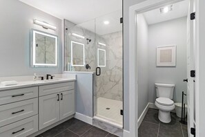 Hair dryer, towels, soap, shampoo - The Gold Standard of Oakley New Construc 4bd/4.5bt (Cincinnati)