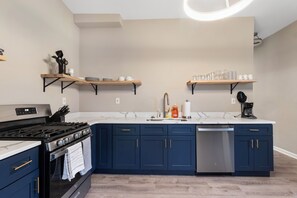 Fridge, microwave, oven, stovetop - Spacious three bedroom ten min from downtown! (Cincinnati)