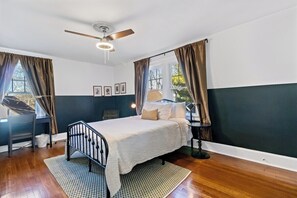 2 bedrooms, desk, iron/ironing board, Internet - The Green Escape in Oakley 2 bed 1 bath (Cincinnati)