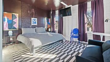 5 bedrooms, desk, iron/ironing board, Internet