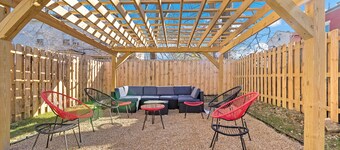 Walnut Hills Mansion-sleeps14! TVs in every room!