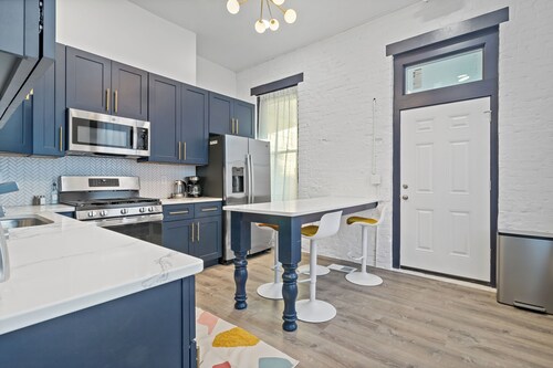 Walnut Hills Mansion-sleeps14! TVs in every room!