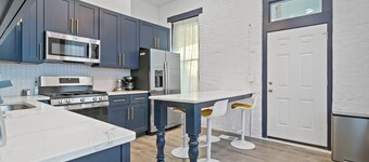 Walnut Hills Mansion-sleeps14! TVs in every room!