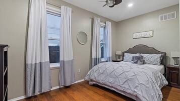 3 dormitorios, escritorio, tabla de planchar con plancha y cuna de viaje