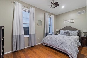 3 soverom, skrivebord, strykejern/-brett og reiseseng for barn