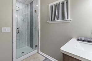 Hair dryer, towels, soap, shampoo - Walkable 3-bedrm Centrally Located to Cincy’s best (Cincinnati)