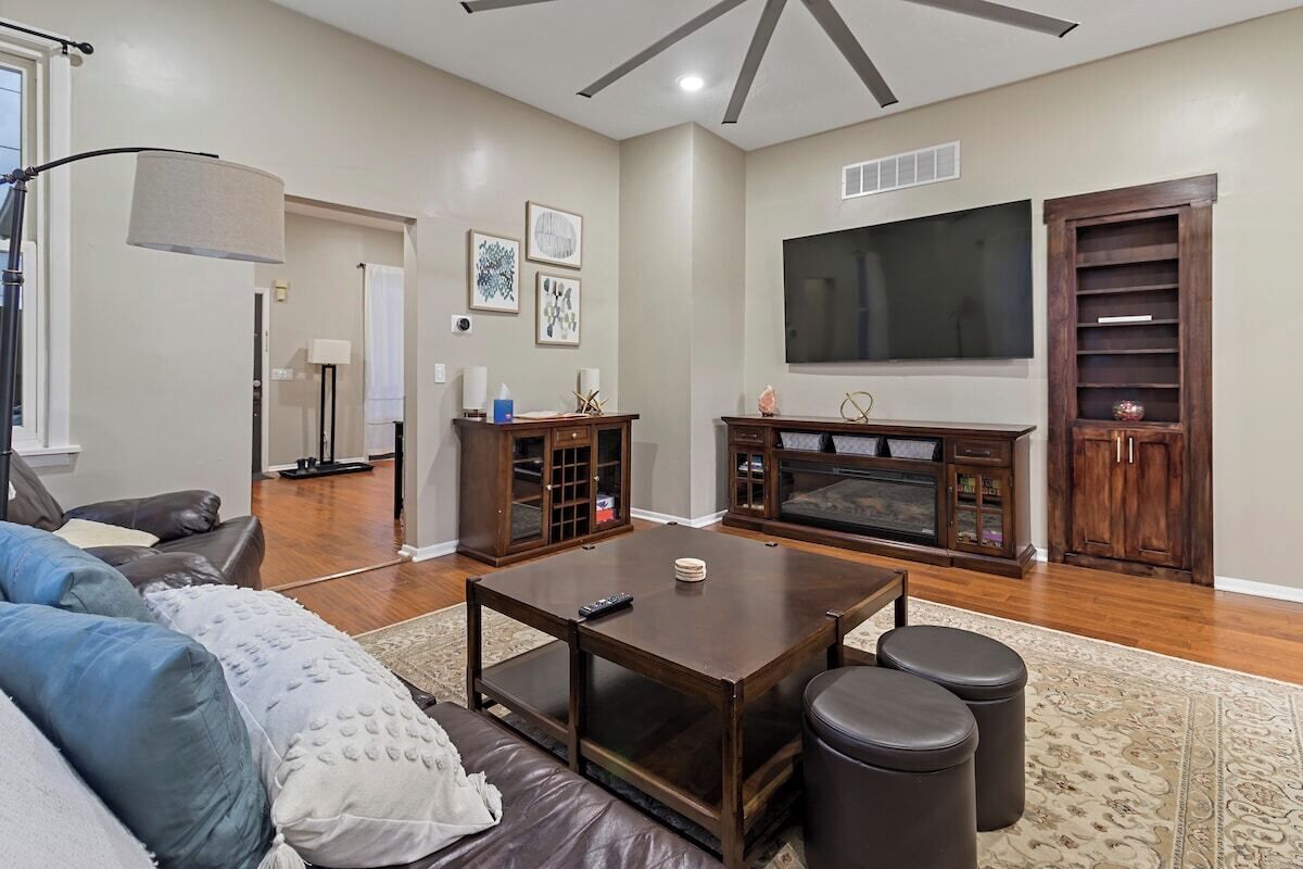 Una televisión, una chimenea, libros, una oficina