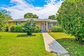 Exterior - Beautiful heated pool(shared), games, and plenty of space for the entire family! (Pensacola)