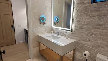 Bruser, hårtørrer, håndklæder, Sæbe