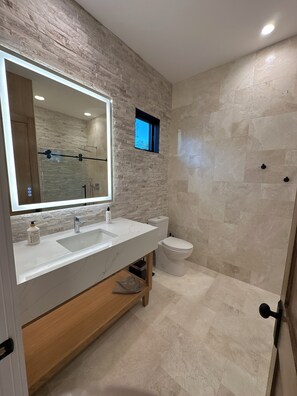 Douche, séchoir à cheveux, serviettes fournies, savon