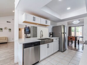 Kylskåp, mikrovågsugn, ugn och spishäll