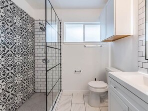 Douche, savon, shampoing, papier toilette