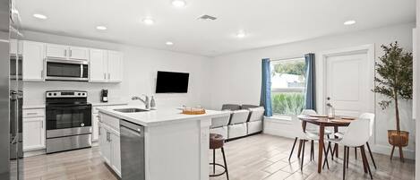 Réfrigérateur, micro-ondes, four, lave-vaisselle