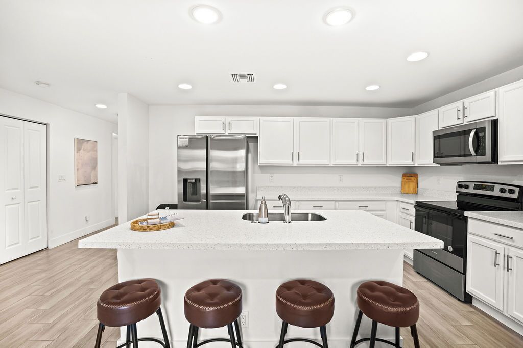 Kühlschrank, Mikrowelle, Ofen, Geschirrspüler