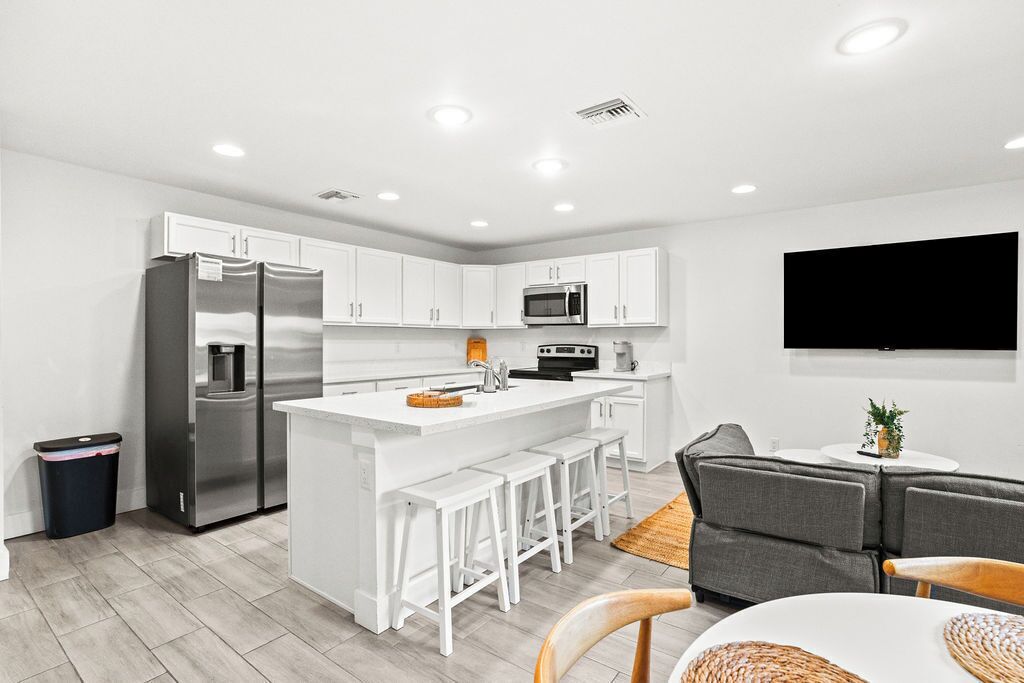 Een koelkast, een microgolfoven, een oven, een kookplaat