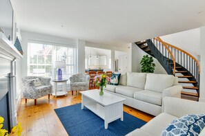 Smart TV, fireplace, stereo - Charming 4-bedroom house with spacious yard and pool (Nantucket)