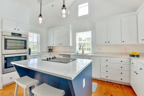 冷蔵庫、電子レンジ、オーブン、コンロ