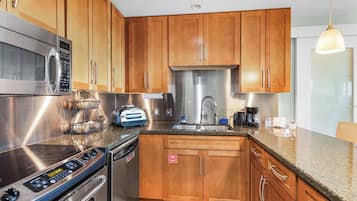 Réfrigérateur, micro-ondes, four, lave-vaisselle