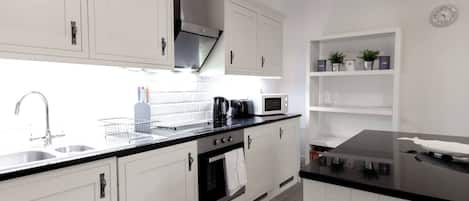 Refrigerador, microondas, placa de cocina, tostadora