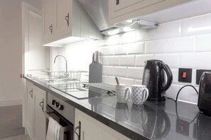 Kühlschrank, Mikrowelle, Herdplatte, Wasserkocher