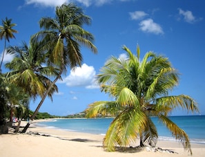 En la playa, camastros y toallas de playa
