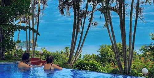 Oceanview Gem - Infinity Pool & Balcony Relaxation