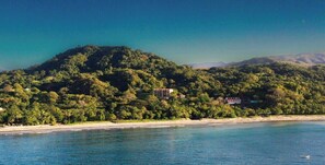 Beach - Oceanview Gem - Infinity Pool & Balcony Relaxation (Sámara)