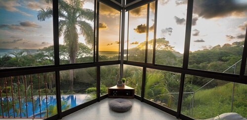 Oceanview Gem - Infinity Pool & Balcony Relaxation