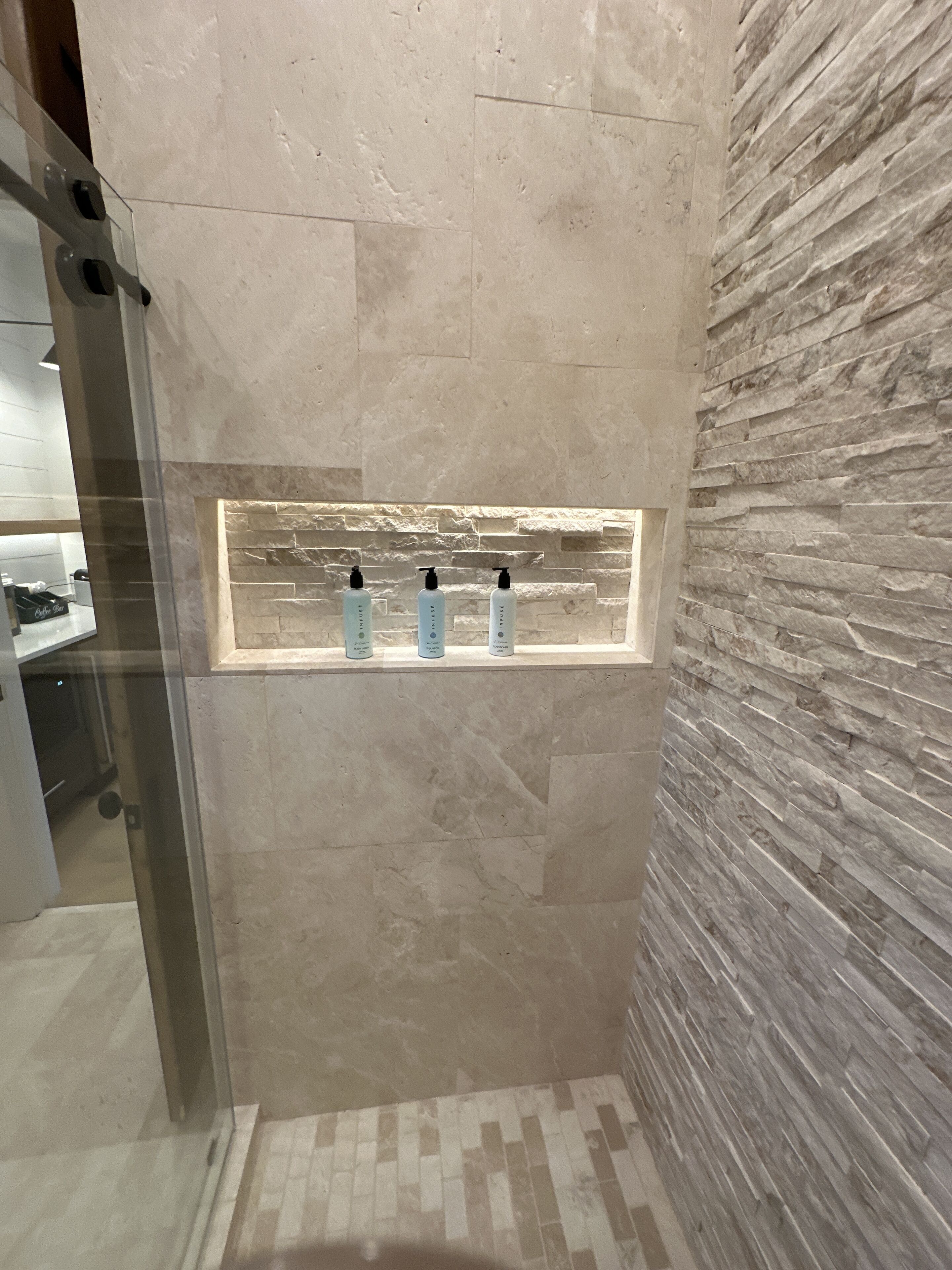 Douche, sèche-cheveux, serviettes fournies, savon