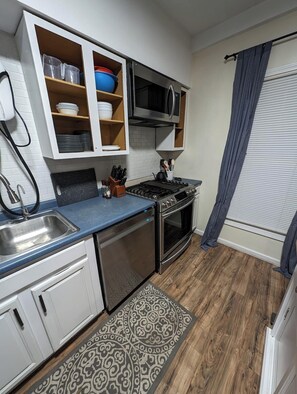 Kjøleskap, mikrobølgeovn, ovn og kokeplater