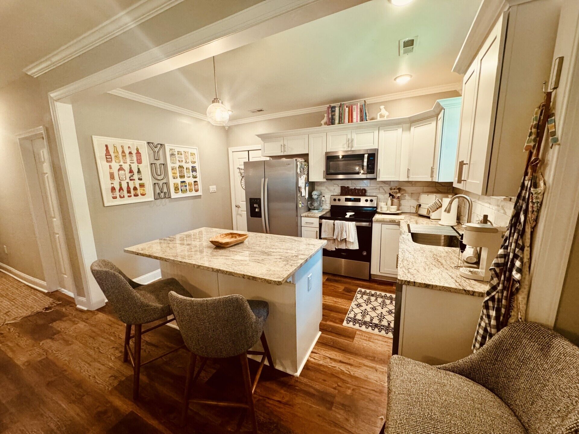 Réfrigérateur, micro-ondes, four, plaque de cuisson