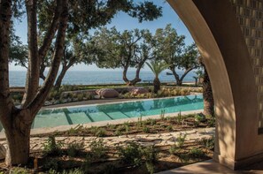 Una piscina al aire libre, una piscina climatizada