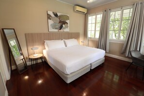 6 bedrooms, desk, WiFi, bed sheets