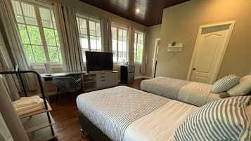 6 bedrooms, desk, WiFi, bed sheets