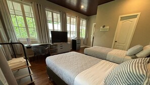 6 bedrooms, desk, WiFi, bed sheets - Tropical House with Historic Charm, WiFi, Private Bathrooms and Workspaces (Panamá)