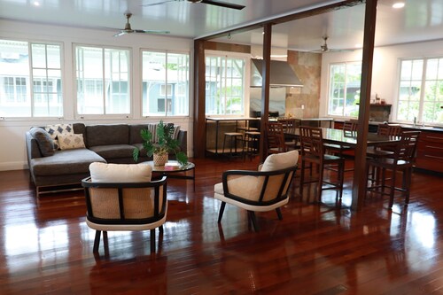 Tropical House with Historic Charm, WiFi, Private Bathrooms and Workspaces