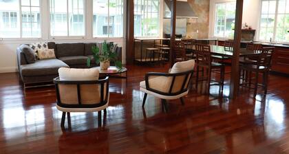 Tropical House with Historic Charm, WiFi, Private Bathrooms and Workspaces