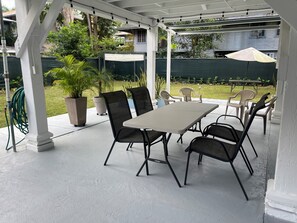 Outdoor dining - Tropical House with Historic Charm, WiFi, Private Bathrooms and Workspaces (Panamá)