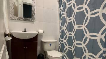 SĂšche-cheveux, serviettes fournies, papier toilette