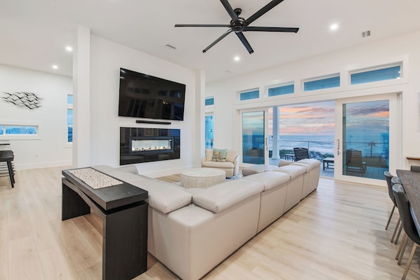 Smart TV, fireplace, table tennis