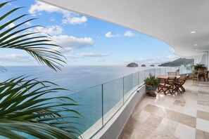 Deluxe-Apartment, Balkon, Meerblick | Terrasse/Patio