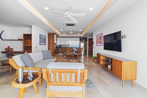 Apartamento luxo, sacada, vista para o mar | Área de estar | TV