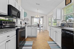 Kylskåp, mikrovågsugn, ugn och spishäll