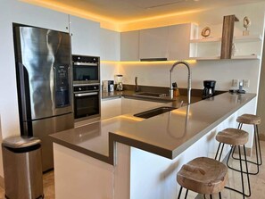 Kjøleskap, mikrobølgeovn, ovn og kokeplater