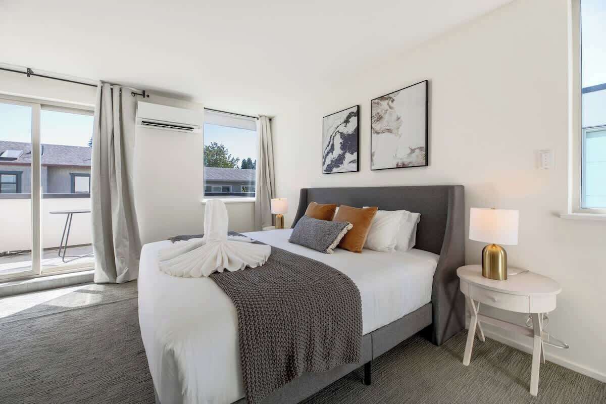 3 slaapkamers, een strijkplank/strijkijzer, wifi, beddengoed