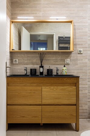 ヘアドライヤー、タオル、石鹸、シャンプー