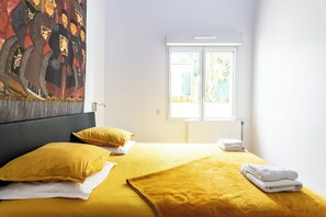 1 室のベッドルーム、デスク、アイロン / アイロン台、旅行用ベビーベッド